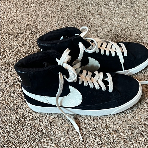 Nike Women's Black and White Sneakers - Picture 3 of 6